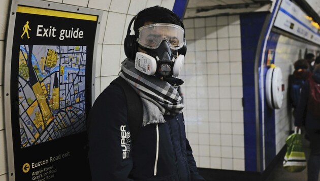 Zunächst einmal wird in London der U-Bahn-Verkehr stark eingeschränkt. Schon bald könnte jedoch die ganze Stadt zu einer Sperrzone werden. (Bild: AP)