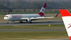 Die AUA-Maschine OS 066 aus Chicago kurz nach dem Aufsetzen auf dem Flughafen Wien-Schwechat (Bild: APA/Herbert P. Oczeret)