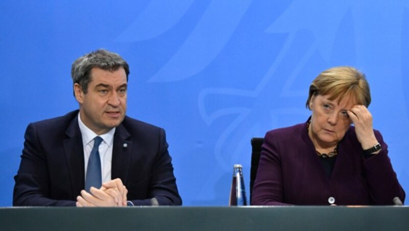 Der bayerische Ministerpräsident Markus Söder mit der deutschen Bundeskanzlerin Angela Merkel. Söder fordert weitere drastische Maßnahmen und Hilfen für ganz Deutschland. (Bild: AFP)