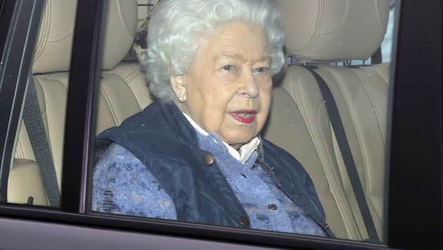 Die Queen ließ sich am Donnerstag im Auto vom Buckingham-Palast nach Windsor bringen. (Bild: AP)
