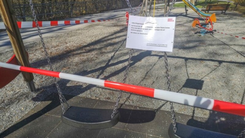 Ein geschlossener Spielplatz in Innsbruck (Bild: APA/EXPA/ERICH SPIESS)