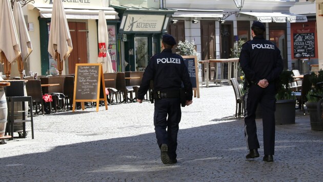 Die Grazer Innenstadt menschenleer, die Polizei patroulliert. (Bild: Christian Jauschowetz)