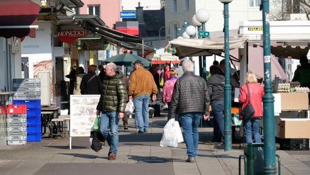 Der Linzer Südbahnhofmarkt war gestern früh gut besucht, hauptsächlich von Älteren (Bild: Horst Einoeder/ Flashpictures)