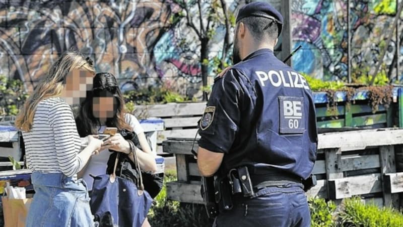 „Ausweis, bitte!“ Polizeikontrolle, ob die jungen Frauen am gleichen Wohnort gemeldet sind (Bild: Klemens Groh)