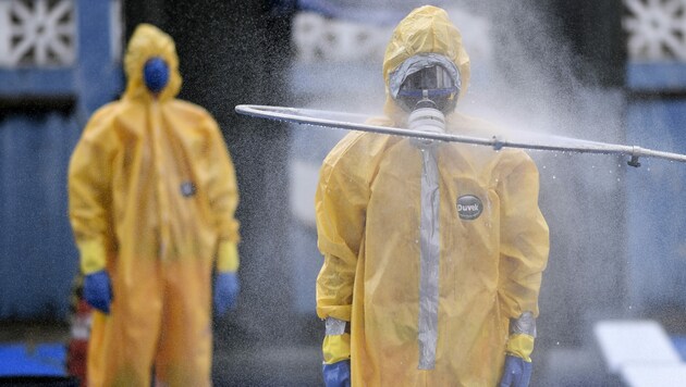 Feuerwehrleute in der brasilianischen Stadt Belo Horizonte schützen sich gegen das Coronavirus. (Bild: AFP)