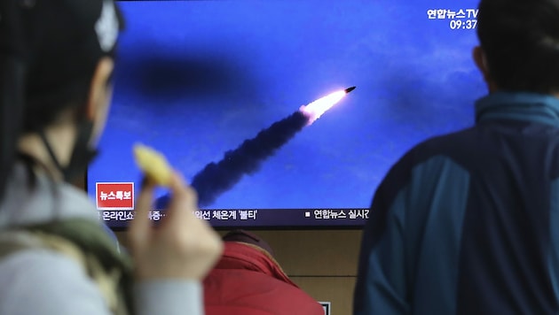 Das südkoreanische Fernsehen zeigte Bilder des Raketentests. (Bild: AP)