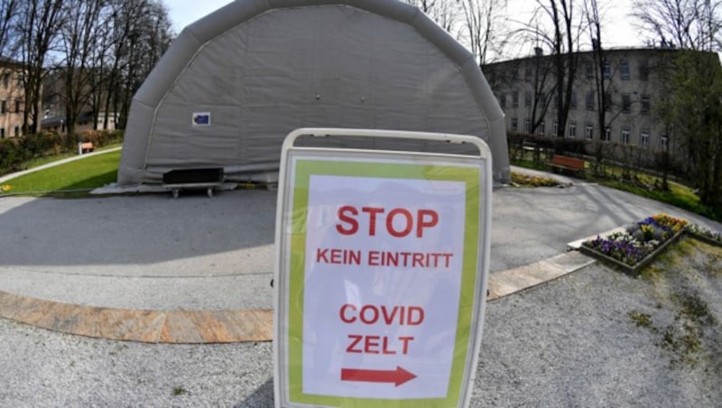 Ein Zelt des Covid-19-Spitals am Uniklinikum Salzburg (Bild: APA/BARBARA GINDL)
