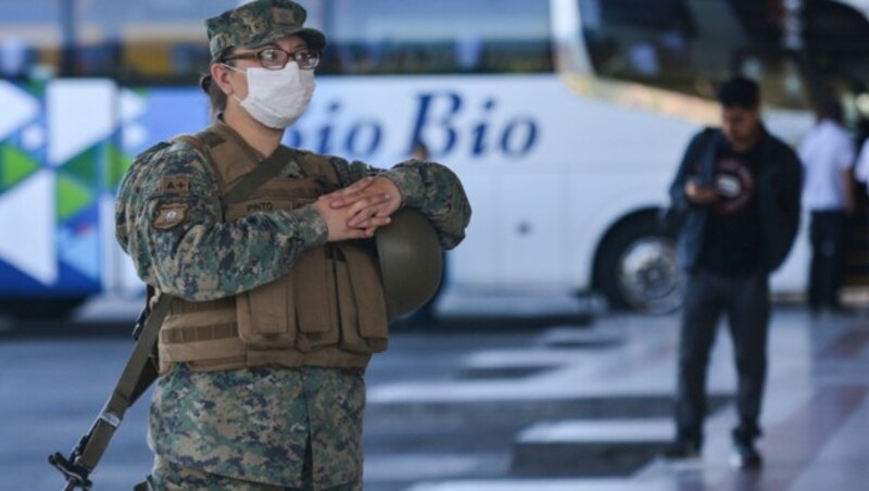 In Chile patrouilliert das Militär auf den Straßen. (Bild: AFP)