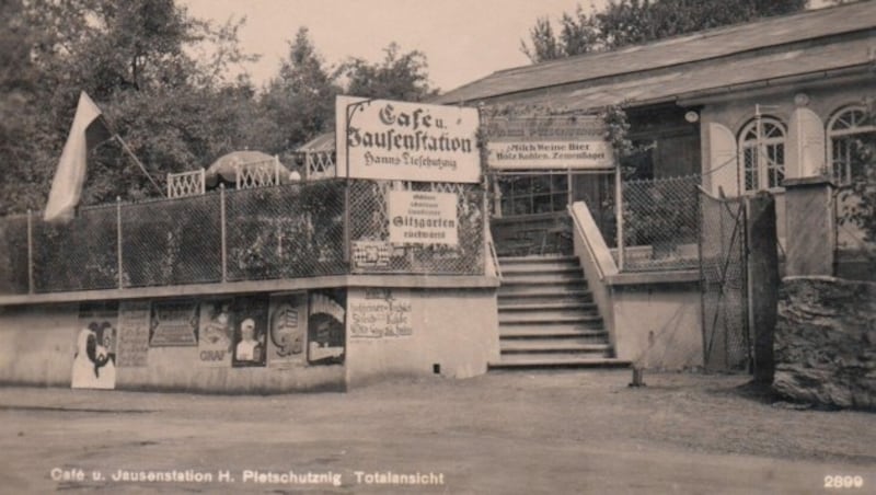 Eine Straßenszene im Krumpendorf der frühen 1920er-Jahre. Damals gab es quasi an jeder Ecke einen Gasthof oder ein kleines Café, in denen sich die Urlauber erholen und laben konnten. Das abgebildete Gebäude steht übrigens heute noch! (Bild: TAÖ)