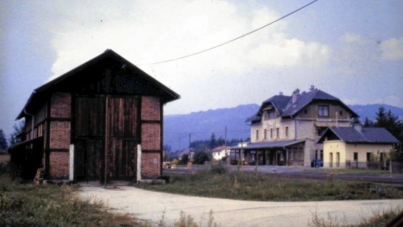 Das alte Heizhaus von Weizelsdorf wurde in den 1960er-Jahren seines Gleisanschlusses beraubt und lag brach, bis die Nostalgiebahnen in Kärnten mit den „Ferlacher Dampfzügen“ der Anlage neues Leben einhauchten. (Bild: TAÖ)