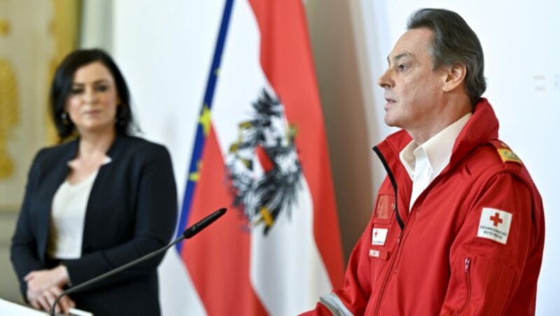 Zivildienstministerin Elisabeth Köstinger (ÖVP) und Rotes Kreuz-Generalsekretär Michael Opriesnig (Bild: APA/HERBERT NEUBAUER)