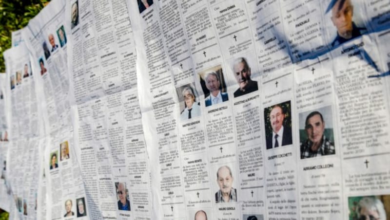 Todesanzeigen im März 2020 in einer italienischen Zeitung (Bild: AP)