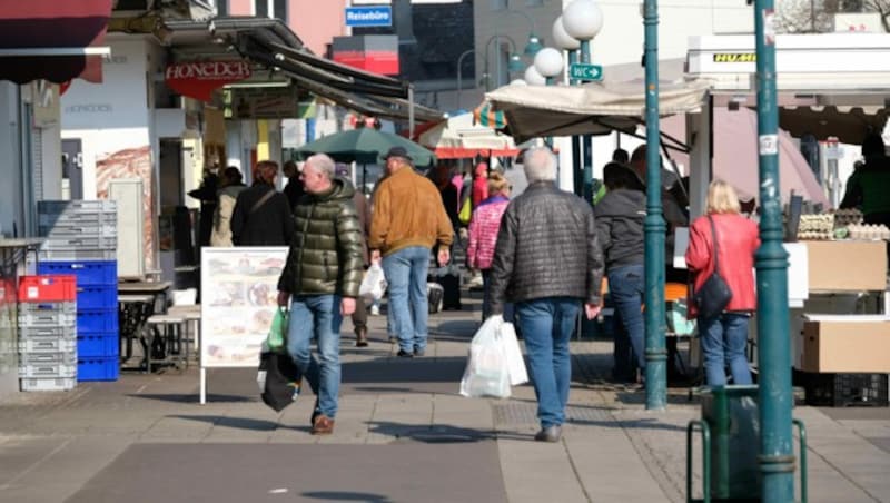 Munteres Treiben am Linzer Südbahnhofmarkt am Freitagvormittag (Bild: Horst Einöder)