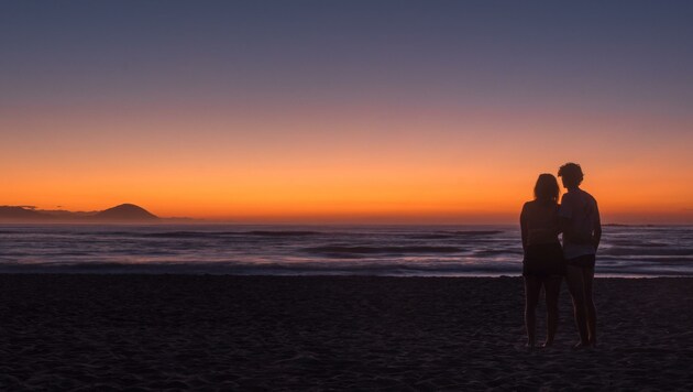 Mexiko: Das Paar genießt einen Sonnenaufgang am Pazifik (Bild: Dr.Romer)