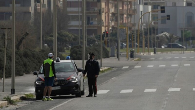 Eine Verkehrskontrolle in der Nähe von Rom: Freizeitaktivitäten außer Haus sind in Italien verboten, um die Ausbreitung des Coronavirus zu verlangsamen. (Bild: AP)