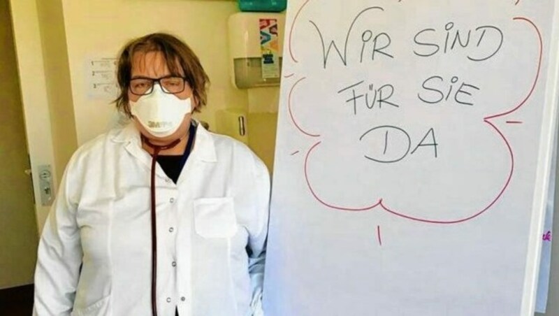 Mit Maske: Irene Holzer von der Marienambulanz Graz. (Bild: Caritas)