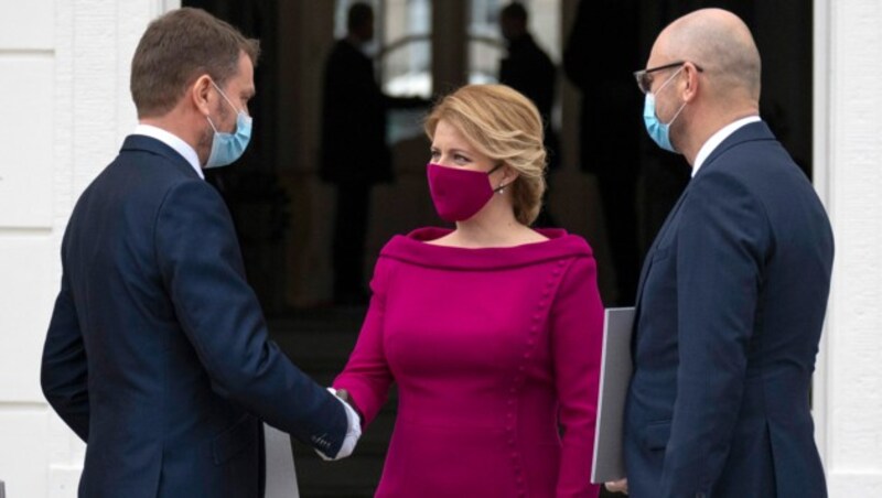 Premier Igor Matovic (l.) schüttelt Zuzana Caputova nach der Angelobung die Hand. (Bild: AFP)