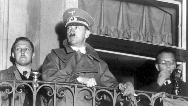 August EIgruber (li.) 1938 neben Hitler (Bild: ORF)