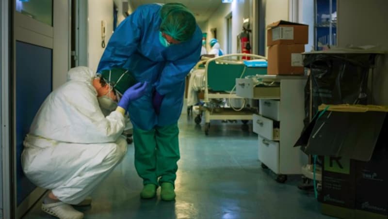 Erschreckende Bilder aus Italiens Krankenhäusern. Das medizinische Personal ist komplett überfordert mit der Ausnahmesituation. (Bild: AFP)