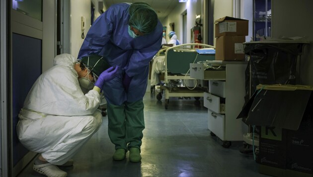 Erschreckende Bilder aus Italiens Krankenhäusern. Das medizinische Personal ist komplett überfordert mit der Ausnahmesituation. (Bild: AFP)