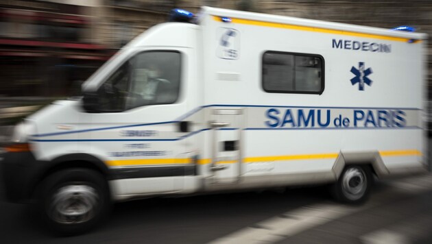 Auch in Frankreich sind immer mehr Rettungsautos im Einsatz, um Covid-19-Patienten in die Krankenhäuser zu transportieren. (Bild: AFP)