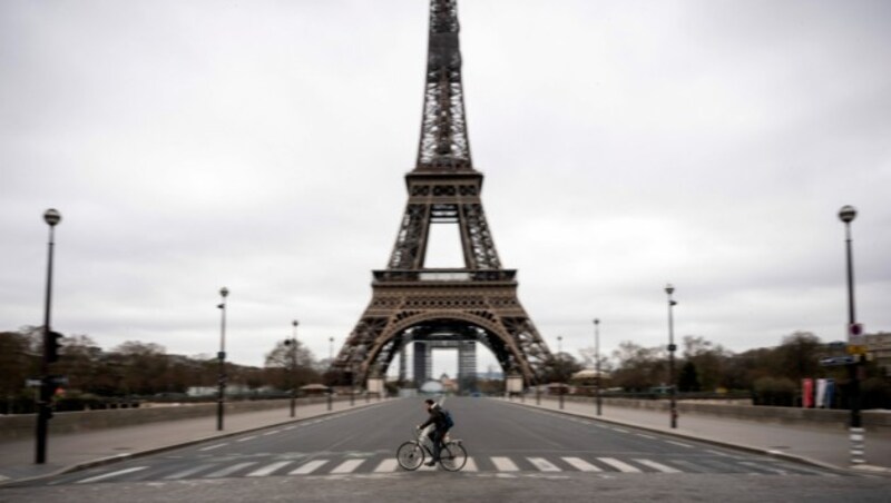 In Frankreich wurde wegen der Pandemie eine rigorose Ausgangssperre verhängt - der Platz vor dem Eiffelturm zeigte sich ungewöhnlich menschenleer. (Bild: AFP)