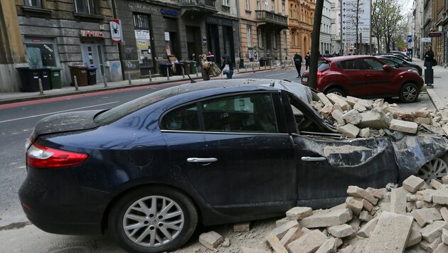 Ein beschädigtes Auto nach dem Erdbeben in Zagrebe (Bild: REUTERS)