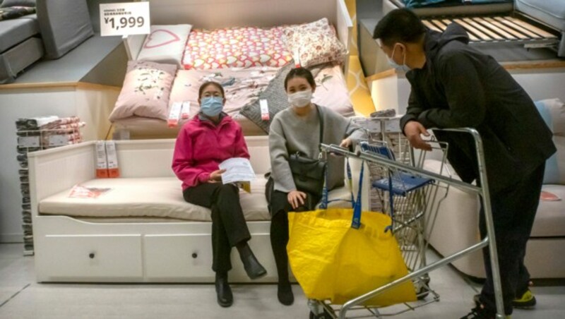 Beim IKEA in Peking wird bereits wieder geshoppt - wenn auch mit Gesichtsmaske. (Bild: AP)