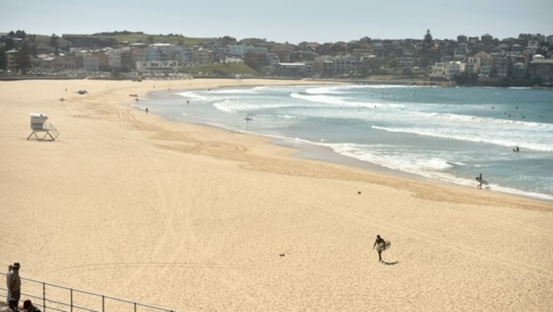 Der berühmte Bondi Beach in Sydney ist mittlerweile offiziell gesperrt. Manche zieht es aber immer noch an den Strand. (Bild: AFP)