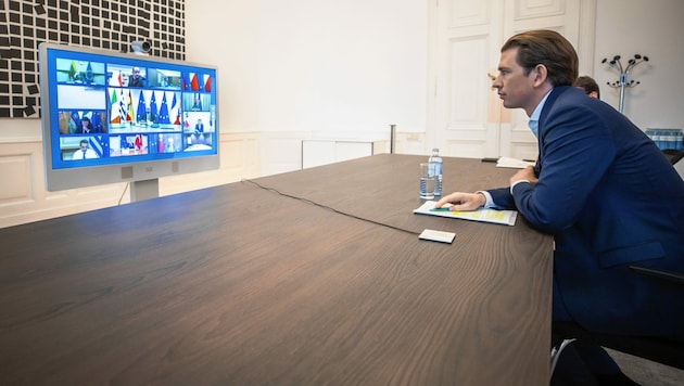 Auch der Kanzler im „Home-Office“: Kurz spricht mit Amtskollegen. Sehen so EU-Gipfeltreffen der Zukunft aus? Corona verhilft Videokonferenzen im politischen Management zum Durchbruch. (Bild: Arno Melicharek)