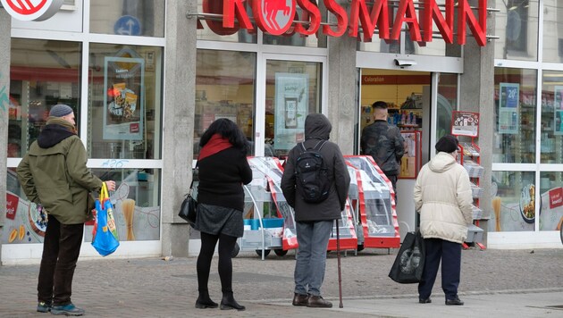 Deutsche Kunden warten in Leipzig unter Wahrung des Sicherheitsabstands auf das Eintreten in einen Drogeriemarkt. (Bild: APA/Sebastian Willnow)