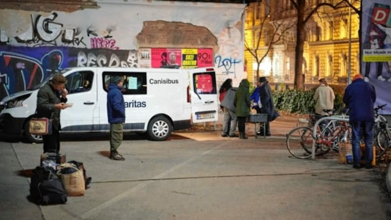 In der Regel holen sich rund 200 Menschen täglich eine Suppe beim Canisibus der Caritas - doch jetzt werden es immer mehr. (Bild: Caritas/Herwig Prammer)