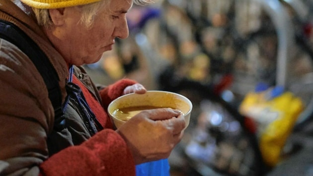 Für viele Bedürftige ist die Suppe vom Canisibus die einzige, täglich warme Mahlzeit. (Bild: Herwig PRAMMER)