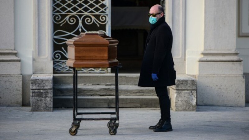 Bergamo, Italien: Ein Mann steht vor einem Sarg, in dem sich die Leiche seiner Mutter befindet, die an der Lungenkrankheit Covid-19 gestorben ist. (Bild: AFP)