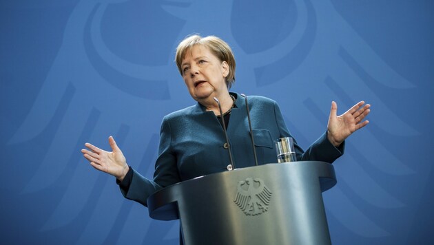 „So retten wir Leben“, betonte die deutsche Bundeskanzlerin in einer Ansprache am Sonntag, kurz bevor bekannt wurde, dass Merkel sich freiwillig zwei Wochen in häusliche Quarantäne begibt. Mittlerweile fiel ihr erster Corona-Test negativ aus. (Bild: AP)