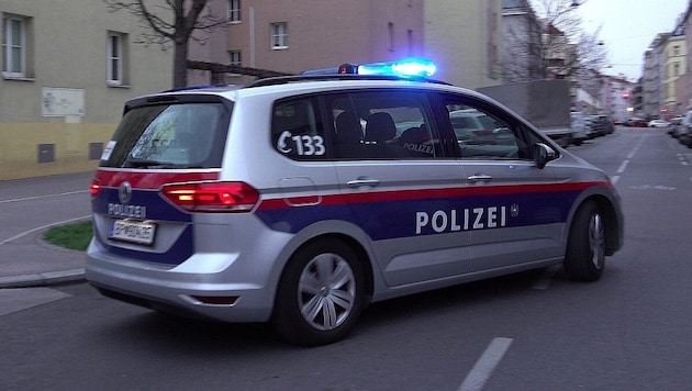 Die Innsbrucker Polizei ermittelt nach dem Vorfall in der Nähe einer Schule (Symbolbild). (Bild: P. Huber (Symbolbild))