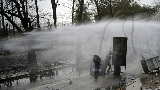 Griechisch-türkische Grenze bei Kastanies: Die griechische Polizei geht mit Wasserwerfern gegen Flüchtlinge vor. (Bild: AP)