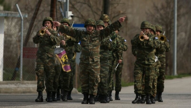 Eine Kapelle der griechischen Armee marschiert die griechisch-türkische Grenze bei Kastanies entlang. (Bild: AP)