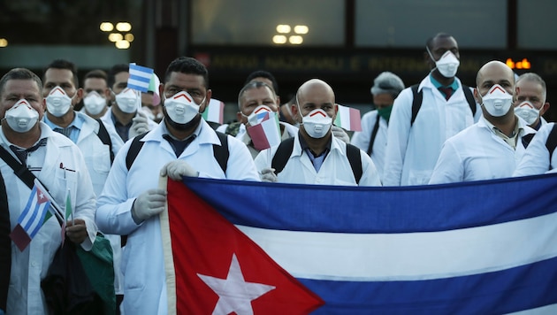 Mediziner aus Kuba in Mailand (Bild: AP)