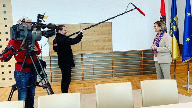 Der ORF NÖ während eines Interviews mit der Landeshauptfrau - in Zeiten von Corona (Bild: Hermann Muhr)