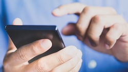 Per WhatsApp oder SMS nehmen die Kriminellen Kontakt auf.