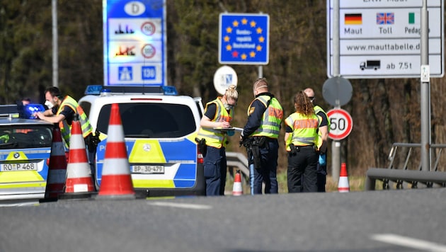 An der bayerischen Grenze wird wieder kontrolliert. Reiserückkehrer müssen einen Coronatest machen. (Archivbild) (Bild: APA/BARBARA GINDL)