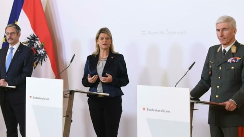 Milizbeauftragter Erwin Hameseder, Verteidigungsministerin Klaudia Tanner (ÖVP) und Generalstabschef Robert Brieger (Bild: APA/HELMUT FOHRINGER)