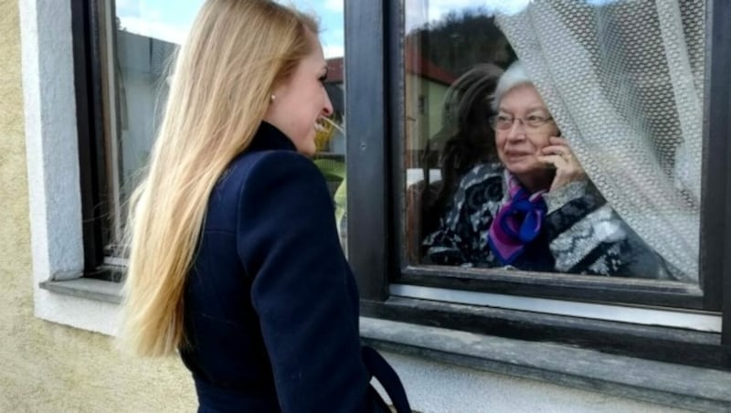 „Zu Besuch“ bei Oma - dieser Tage anders, aber doch möglich (Bild: Jana Pasching)