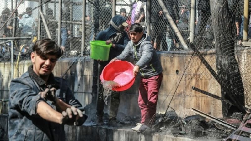 Am 16. März brach im Flüchtlingslager Moria auf Lesbos ein Feuer aus, das die Schutzbedürftigen teilweise selbst löschten. (Bild: AFP)