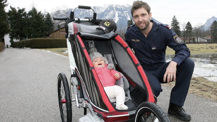 Andreas Prommegger, Snowboarder und Polizist, mit Tochter Laura (Bild: Kronenzeitung/Andreas Tröster)