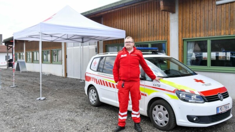 Dominik Brandstetter vom Roten Kreuz beim Corona-Drive-in in Langenstein (Bild: © Harald Dostal)