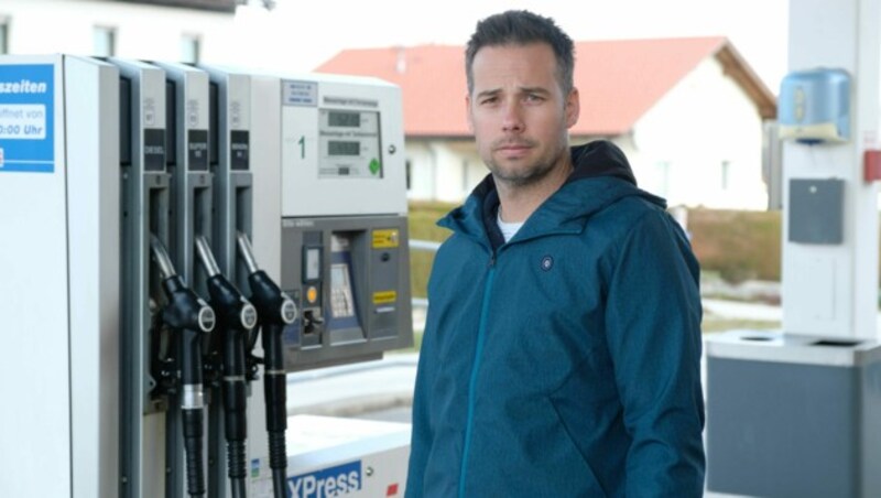 Daniel Raml, Altenberg bei Linz: „Alle sind sehr diszipliniert, zu meiner Tankstelle kommen schon noch Kunden, aber fast alle zahlen mit der Karte und vermeiden so Kontakt.“ (Bild: Horst Einöder/ Flashpictures)