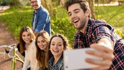 „Freunde treffen“ ist die beliebteste Freizeitbeschäftigung, gefolgt von Social Media. (Bild: ikostudio - stock.adobe.com)