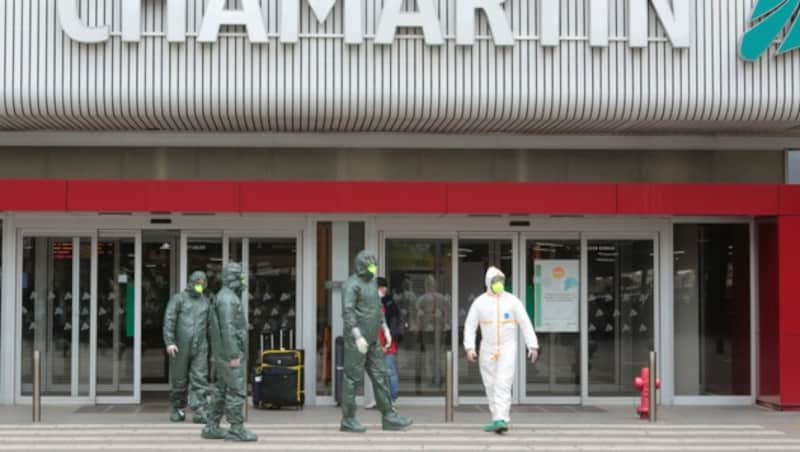 Einsatzkräfte desinfizieren einen Bahnhof in der spanischen Hauptstadt Madrid. (Bild: AFP)